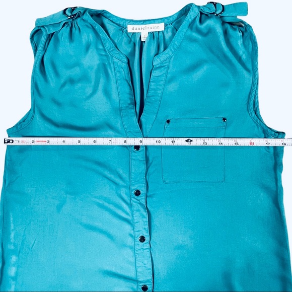 Daniel Rainn size small sleeveless light blue button up top, vneck, front pocket - Picture 6 of 9